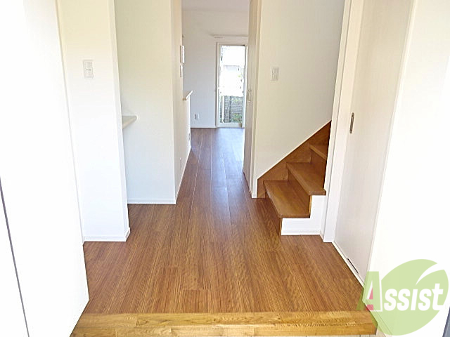 玄関　玄関開けた瞬間から、木目のここちよい室内がみれました。