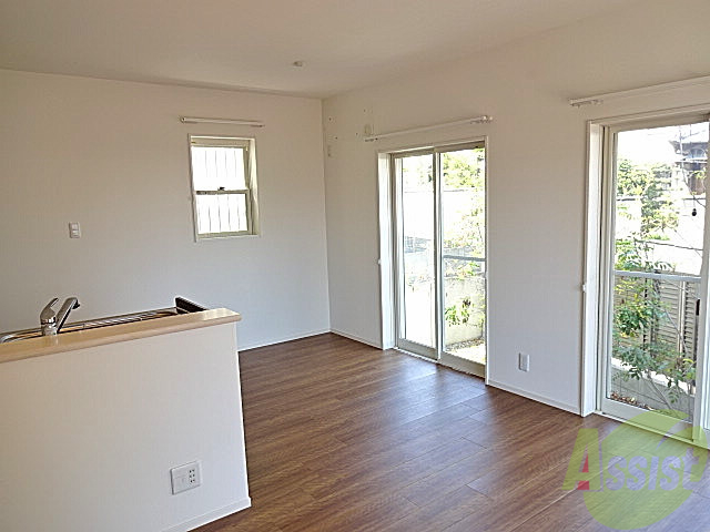 居室・リビング　風通しのいいリビングです。やっぱり戸建っていいですよね。