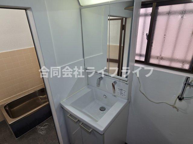 洗面設備　明るい洗面所です