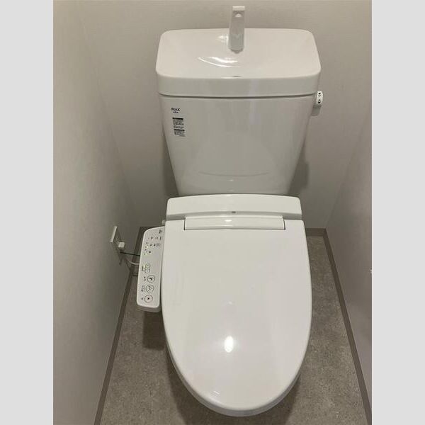 トイレ　落ち着いた色調のトイレです