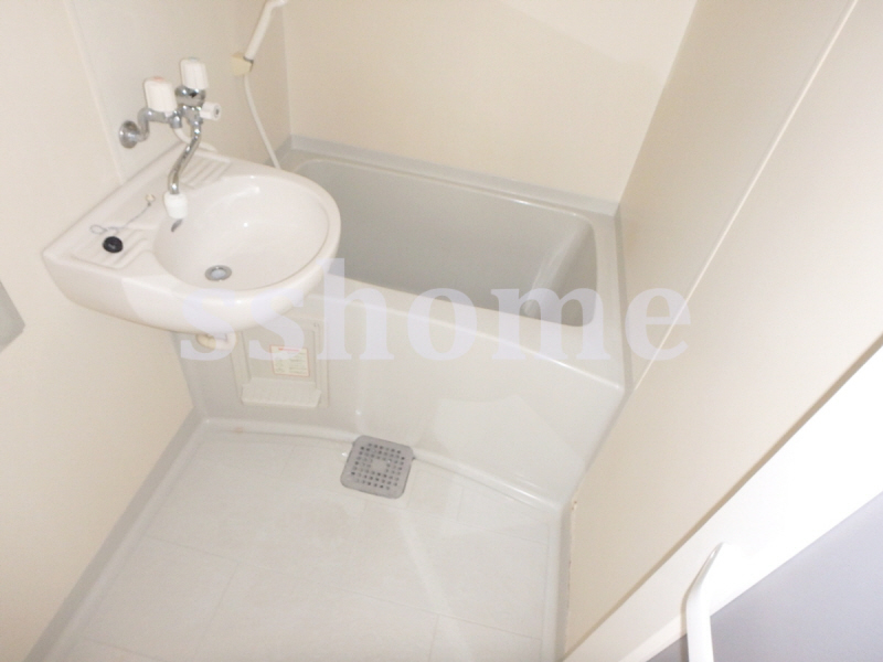 バス・シャワールーム　清潔感ある浴室