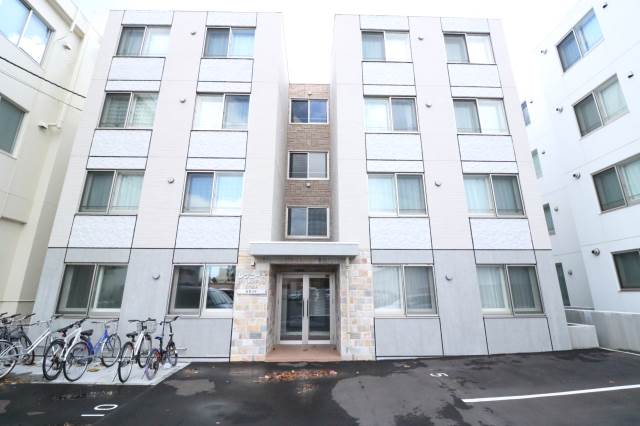 建物外観　４階建ての鉄筋コンクリート造です♪