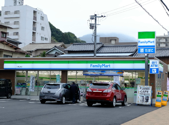 コンビニ　【ファミリーマート八幡三条店】（コンビニ）まで69m