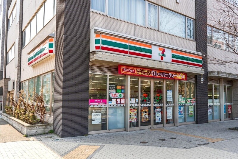コンビニ　セブンイレブン札幌大通西13丁目店（コンビニ）まで157m