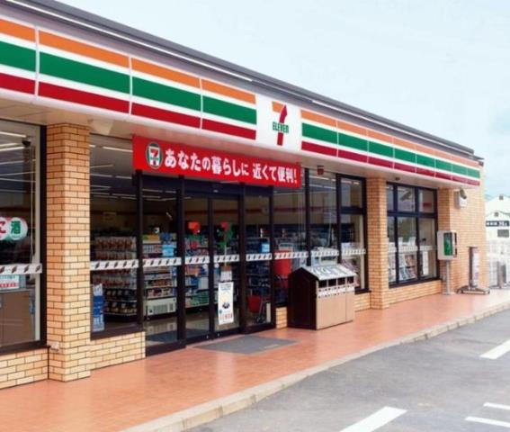 コンビニ　セブンイレブン（コンビニ）まで736m