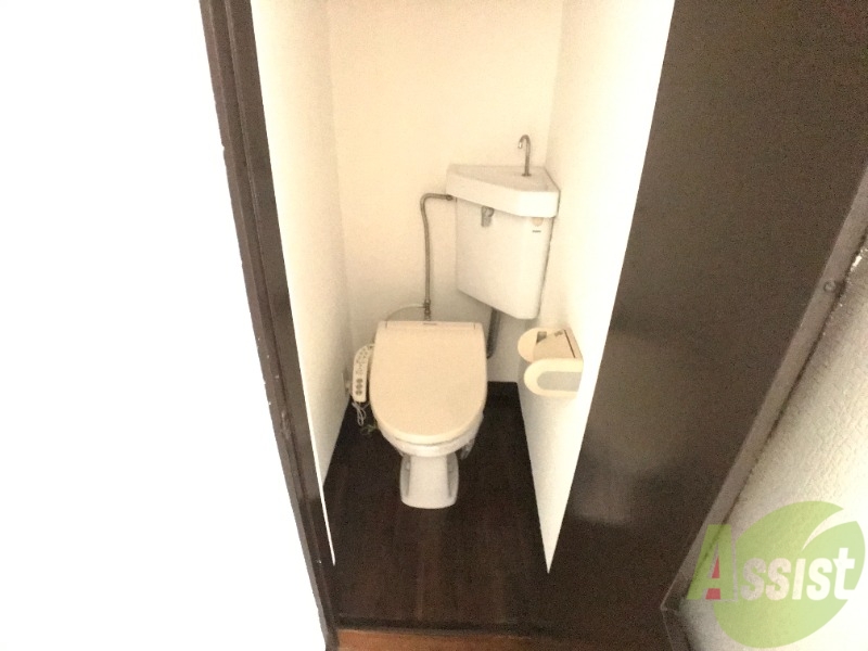 トイレ　トイレはウォシュレット機能付きです。安心して使用できますね。