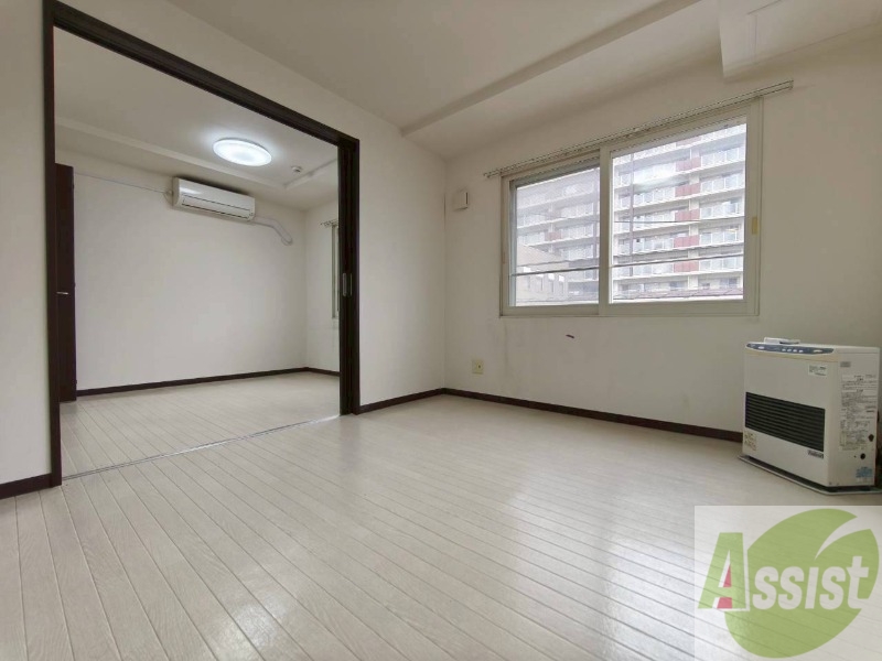 居室・リビング　日当たりが良くて心地よく過ごせそうなお部屋です。