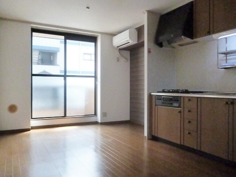 居室・リビング　南東向きダイニングキッチン9帖☆バルコニーに繋がるお部屋です
