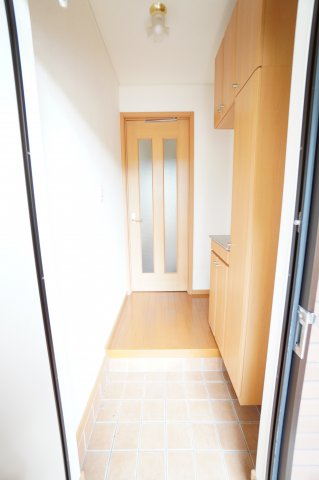 玄関　※同物件・反転タイプの写真です。