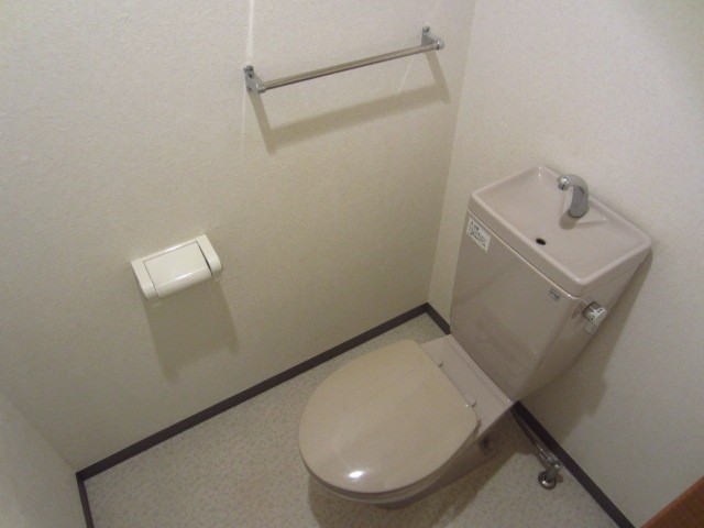 トイレ　【参考写真】現況優先。同じタイプの別部屋です