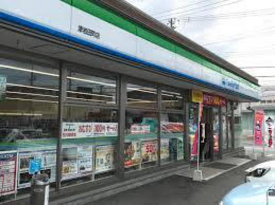 コンビニ　ファミリーマート津岩田町店（コンビニ）まで208m