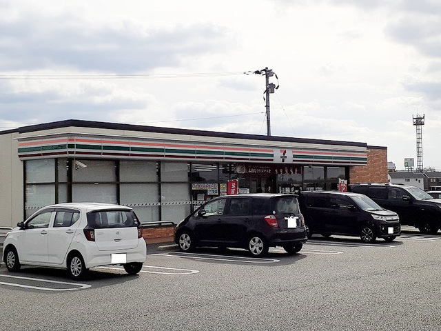 コンビニ　セブンイレブン小山４丁目店（コンビニ）まで500m