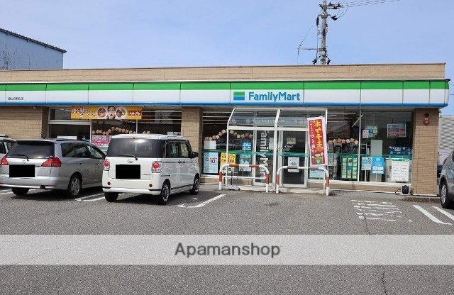 コンビニ　ファミリーマート（コンビニ）まで882m