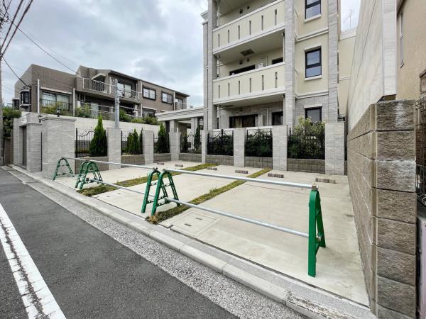 駐車場　駐車場に車を止められます