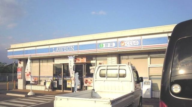 コンビニ　ローソン笛吹御坂成田店（コンビニ）まで700m