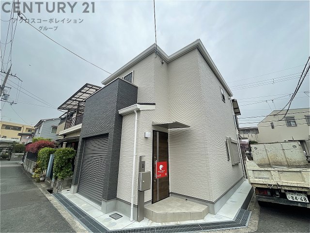 建物外観　便利なガレージ付きです♪