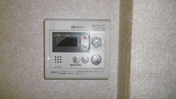 その他設備　給湯リモコン。追炊き・自動お湯張り機能付き
