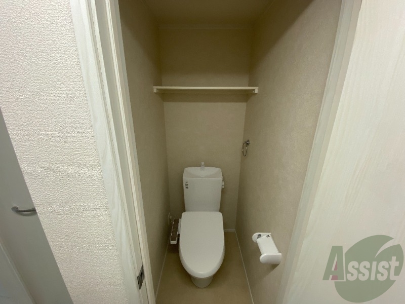 トイレ　トイレはシンプルで清潔感のある造りになってます。