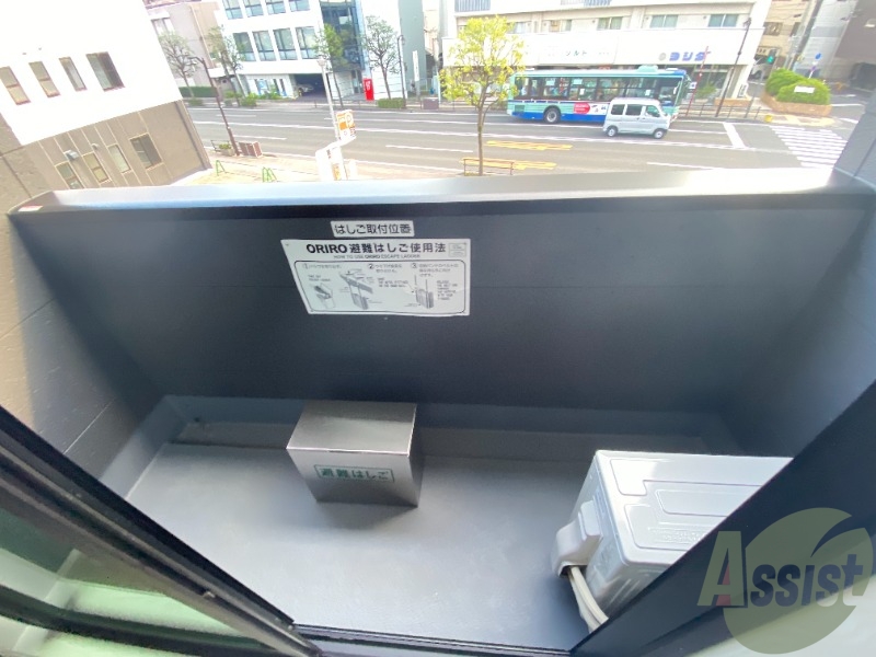 バルコニー　バルコニーは洗濯物を干すのに十分な広さです。