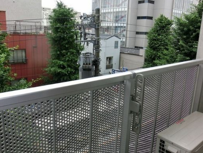 バルコニー　別部屋の画像を使用しております。