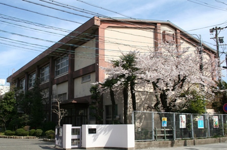 中学校　名古屋市立桜丘中学校（中学校）まで717m