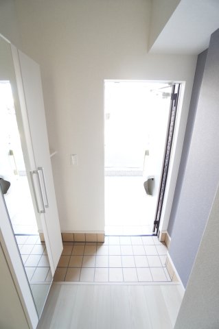 玄関　※同物件・反転タイプの写真です。