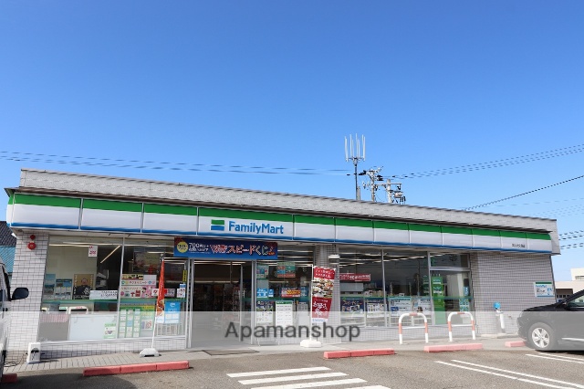 コンビニ　ファミリーマート（コンビニ）まで438m