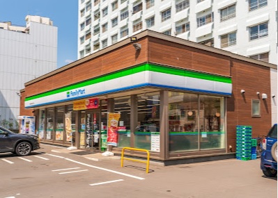 コンビニ　ファミリーマート札幌南6条西9丁目店（コンビニ）まで243m