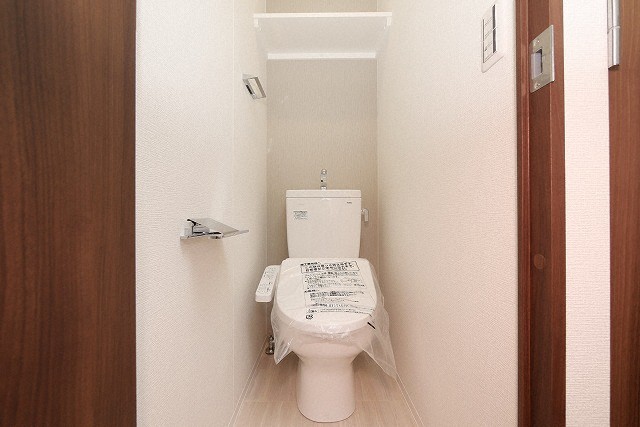 トイレ　落ち着いた色調のトイレです