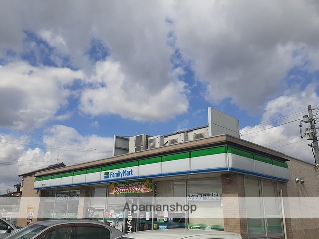 コンビニ　ファミリーマート（コンビニ）まで573m