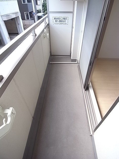 バルコニー　暖かな日差しのふりそそぐバルコニー