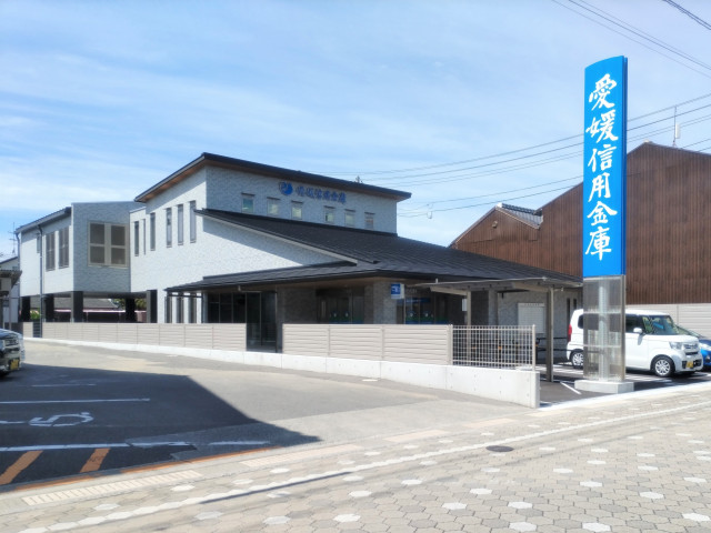 銀行　愛媛信用金庫郡中支店（銀行）まで621m
