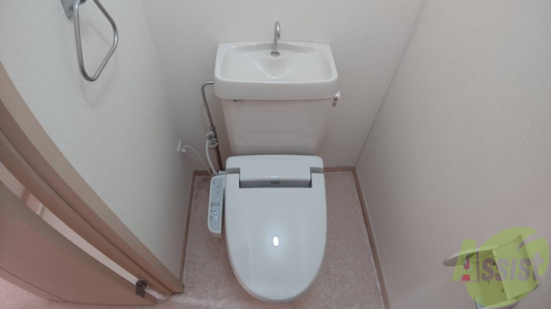 トイレ　トイレになります。温水洗浄便座なので快適に使えそうですね！
