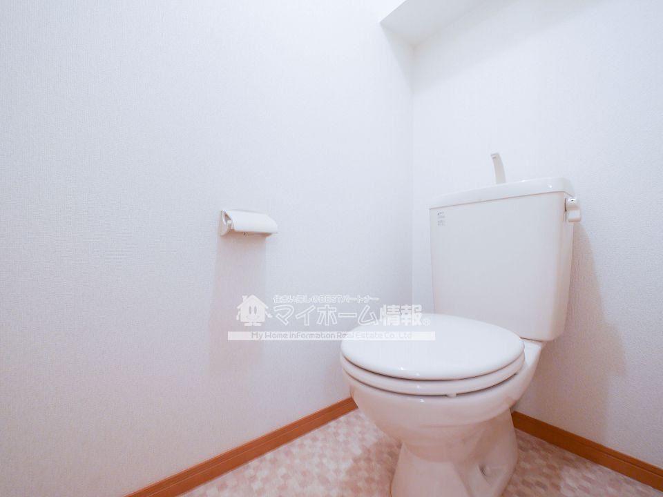 トイレ　白を基調とした清潔的なトイレです