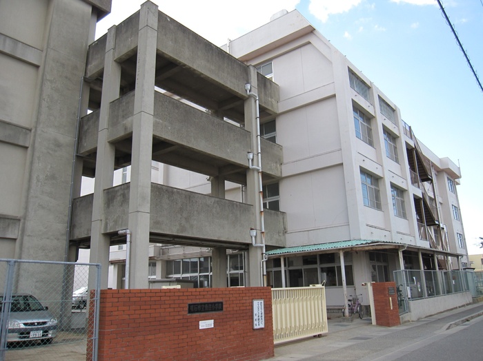 小学校　明石市立魚住小学校（小学校）まで600m