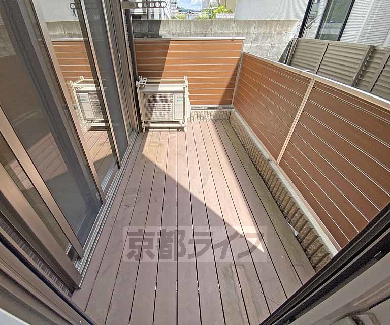 バルコニー　日当たりの良いウッドデッキテラスです。