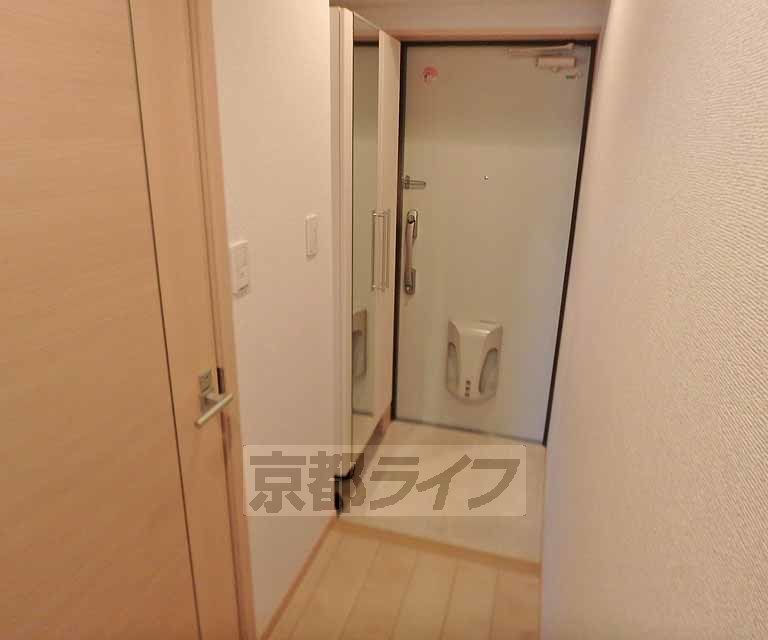 玄関　大きな下駄箱・姿見もあります