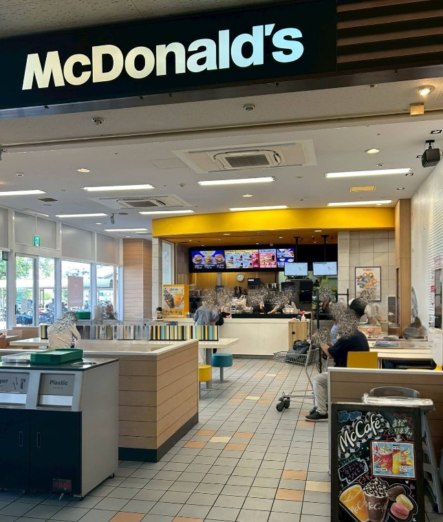 飲食店　マクドナルド 枚方アルプラザ店（飲食店）まで591m