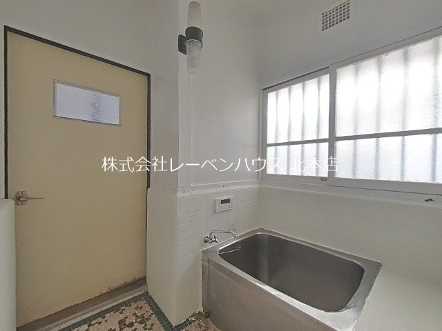 バス・シャワールーム　工事中の写真です。