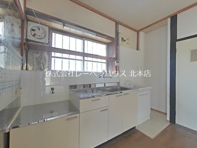 キッチン　工事中の写真です。