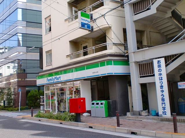 コンビニ　ファミリーマートお茶の水店（コンビニ）まで334m