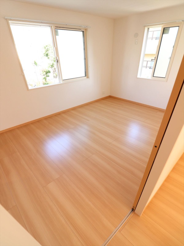 その他部屋・スペース　6.8帖の明るい洋室です