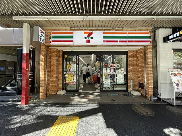コンビニ　セブンイレブン 新中野駅前店（コンビニ）まで329m