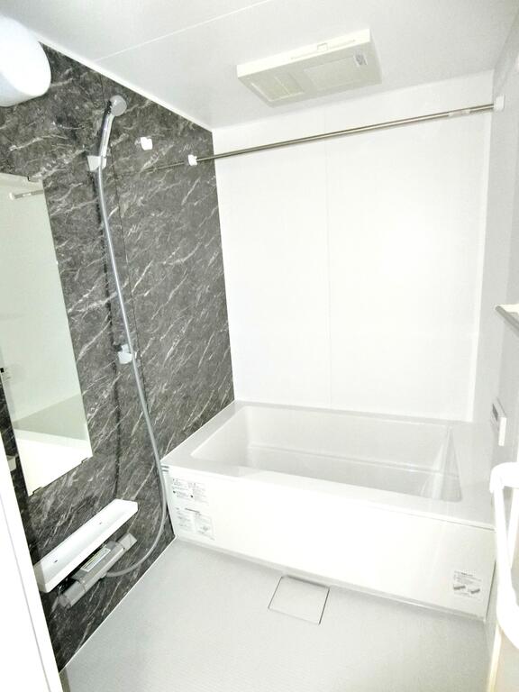 バス・シャワールーム　同型物件、配色に違いあり