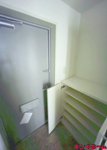 玄関　写真は別のお部屋のものでございます