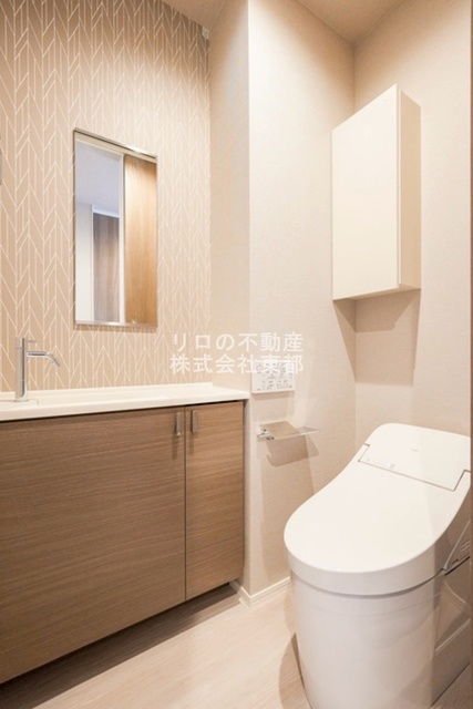 トイレ　白基調で清潔感のあるトイレです♪
