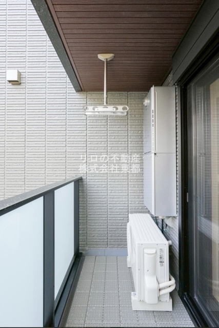 バルコニー　お天気のいい日は洗濯物も気持ちよく干せますね！