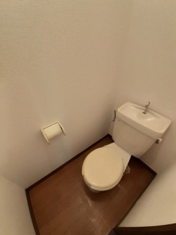 トイレ　落ち着いた色調のトイレです
