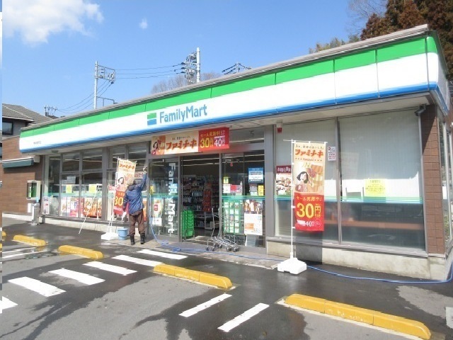 コンビニ　ファミリーマート（コンビニ）まで500m