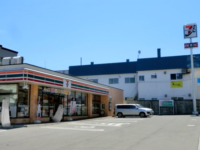 コンビニ　セブンイレブン札幌月寒東1条6丁目店（コンビニ）まで231m
